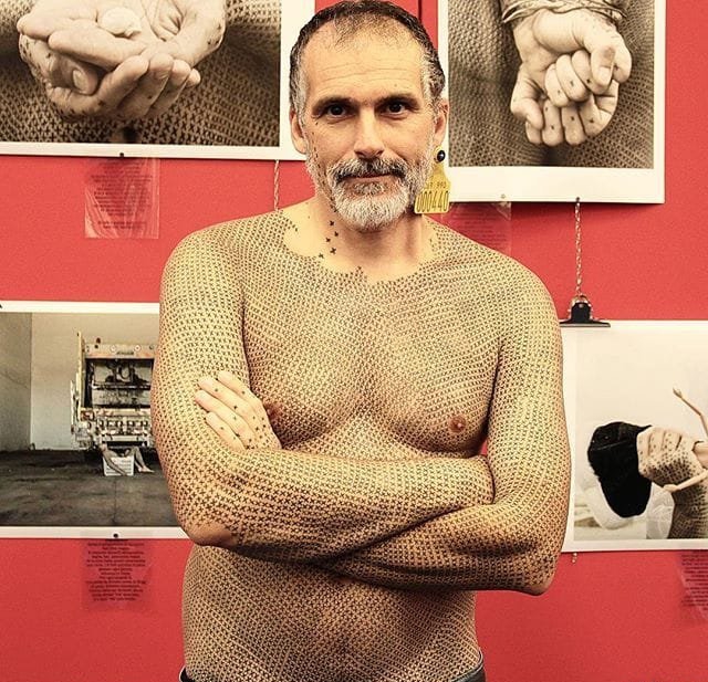 点击大图看下一张：男子满身密集的贴身40000多个X纹身图案