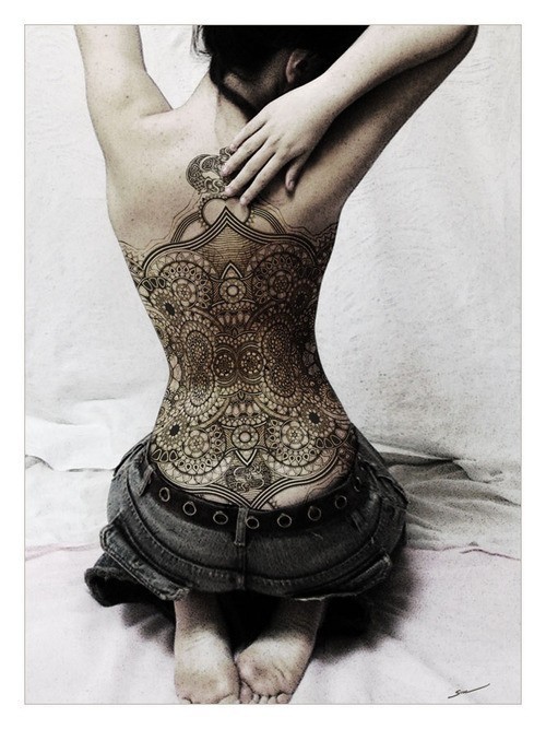 点击大图看下一张：美女后背的满背图腾刺青作品展示