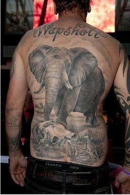 点击大图看下一张：男子满背霸气大象纹身图案