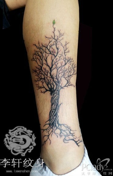 点击大图看下一张：腿部树枝纹身图案