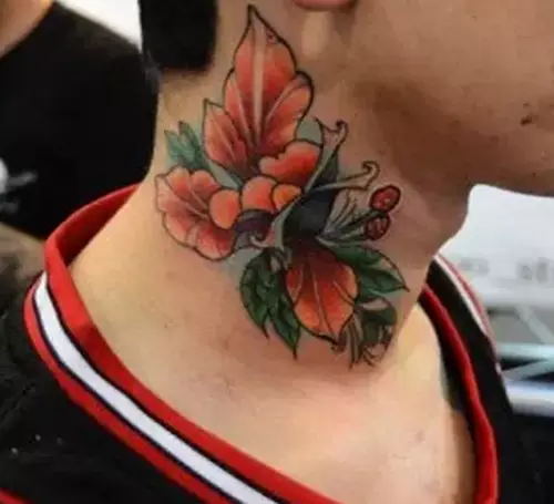 点击大图看下一张：男女妖艳的颈部花朵纹身艺术