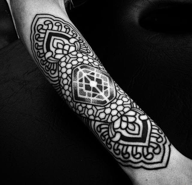 点击大图看下一张：多款精致漂亮的装饰风格手前臂花朵纹身图案来自查理