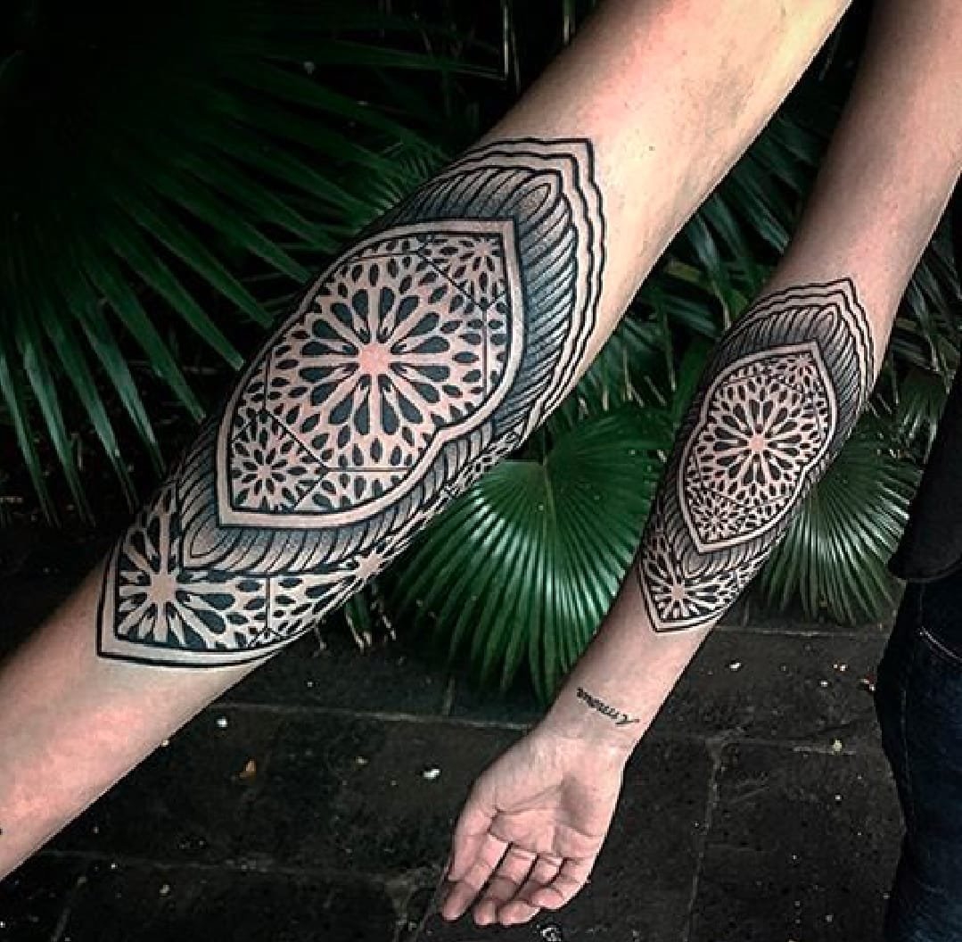 点击大图看下一张:多款精致漂亮的装饰风格手前臂花朵纹身图案来自查理