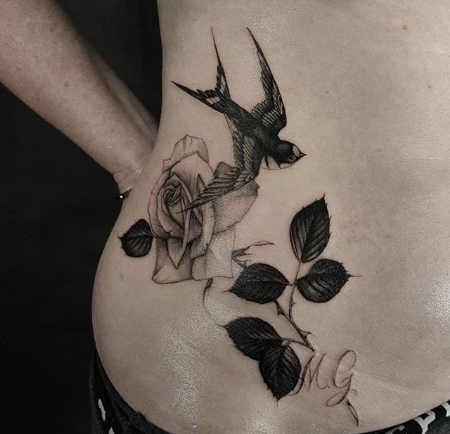 点击大图看下一张：漂亮的黑灰色细线条玫瑰花纹身图案来自于纹身师爱德温