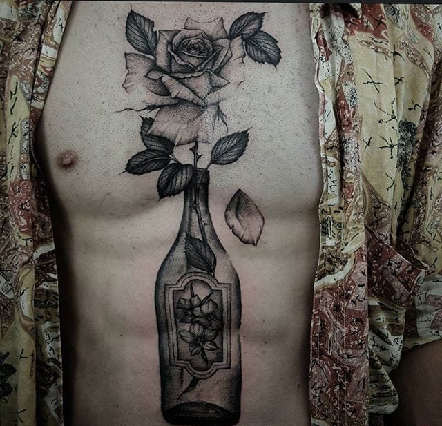 点击大图看下一张：漂亮的黑灰色细线条玫瑰花纹身图案来自于纹身师爱德温