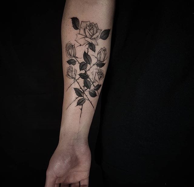 点击大图看下一张：漂亮的黑灰色细线条玫瑰花纹身图案来自于纹身师爱德温
