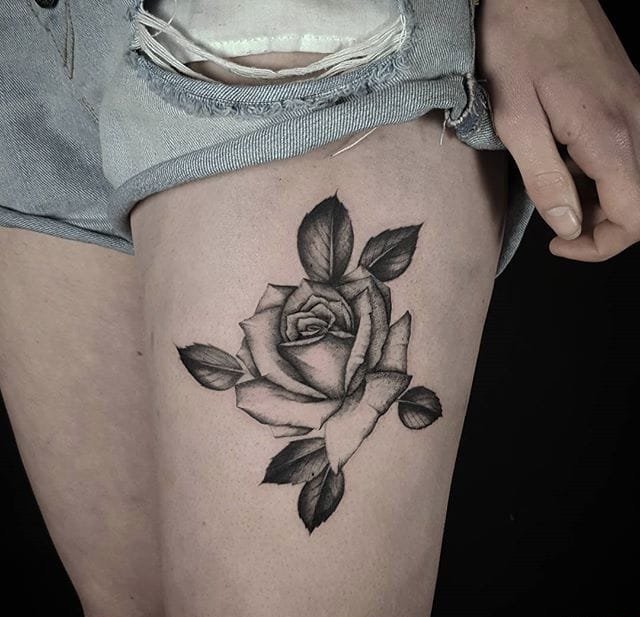 点击大图看下一张:漂亮的黑灰色细线条玫瑰花纹身图案来自于纹身师爱德温