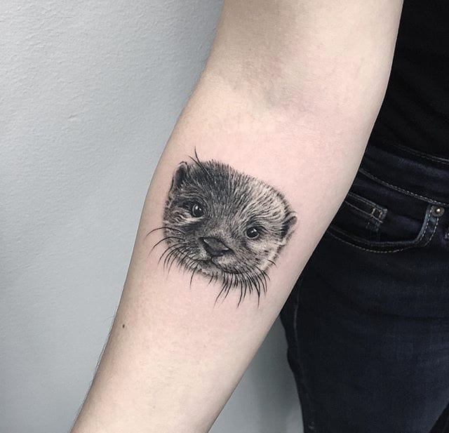 点击大图看下一张：手臂上可爱的黑色动物图案纹身来自于纹身师伊丽莎白