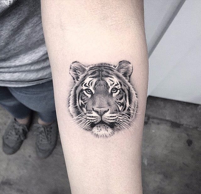 点击大图看下一张：手臂上可爱的黑色动物图案纹身来自于纹身师伊丽莎白