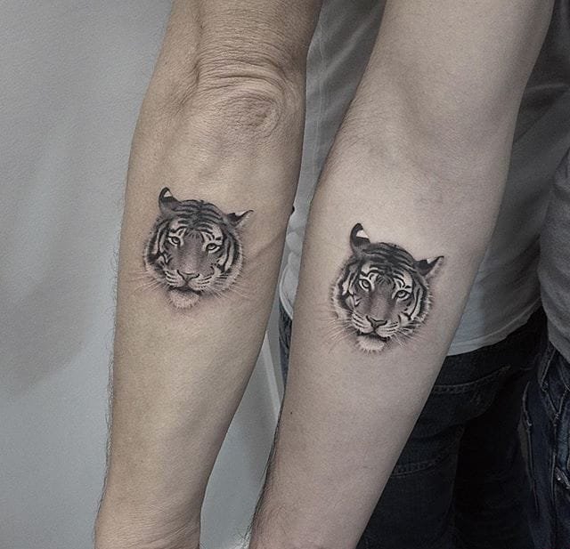 点击大图看下一张：手臂上可爱的黑色动物图案纹身来自于纹身师伊丽莎白