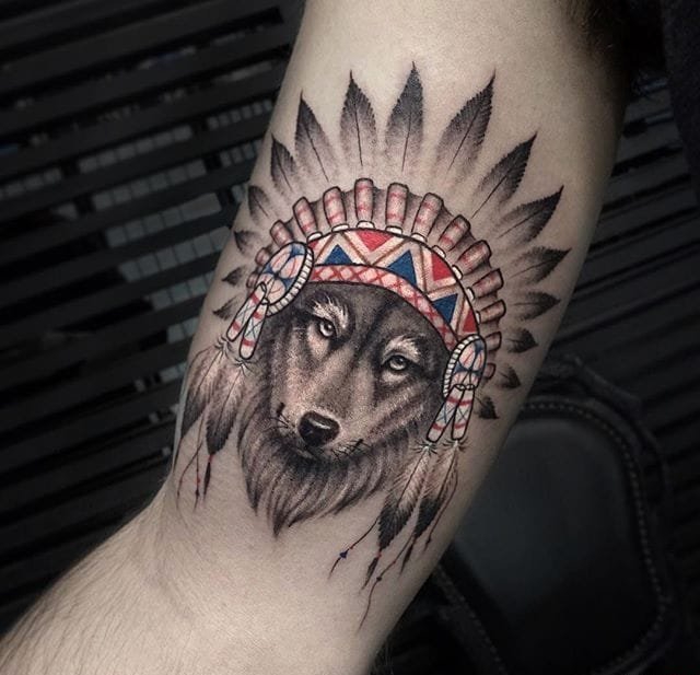 点击大图看下一张：手臂上可爱的黑色动物图案纹身来自于纹身师伊丽莎白