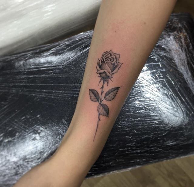 点击大图看下一张：性感迷人的黑灰色纹身玫瑰花纹身图案来自于纹身师奥利弗