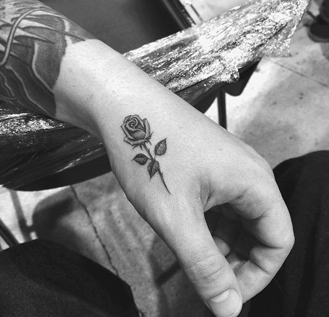 点击大图看下一张：性感迷人的黑灰色纹身玫瑰花纹身图案来自于纹身师奥利弗