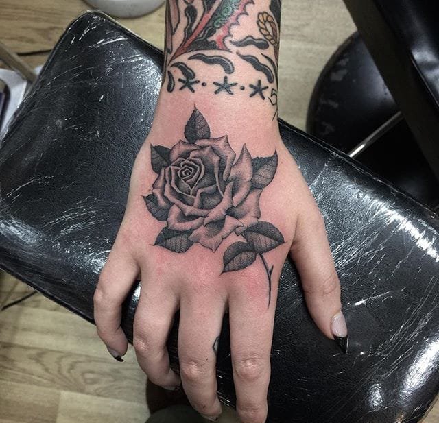 点击大图看下一张：性感迷人的黑灰色纹身玫瑰花纹身图案来自于纹身师奥利弗