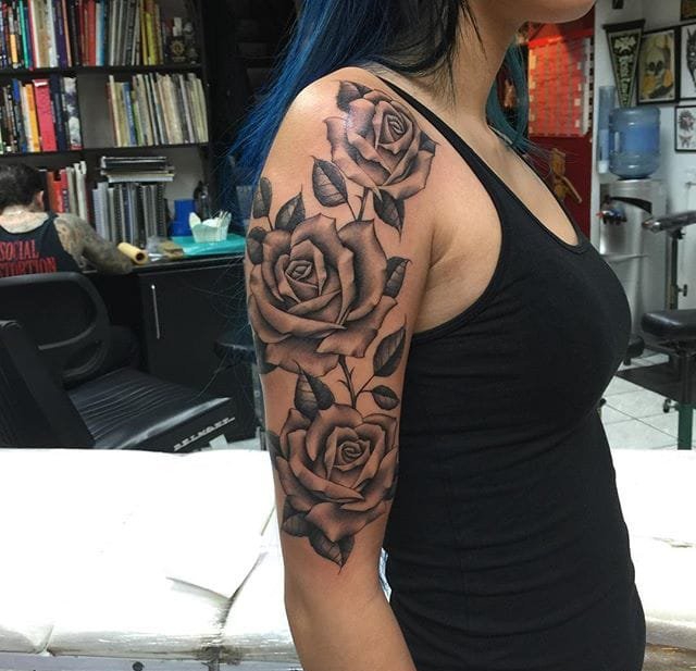 点击大图看下一张：性感迷人的黑灰色纹身玫瑰花纹身图案来自于纹身师奥利弗