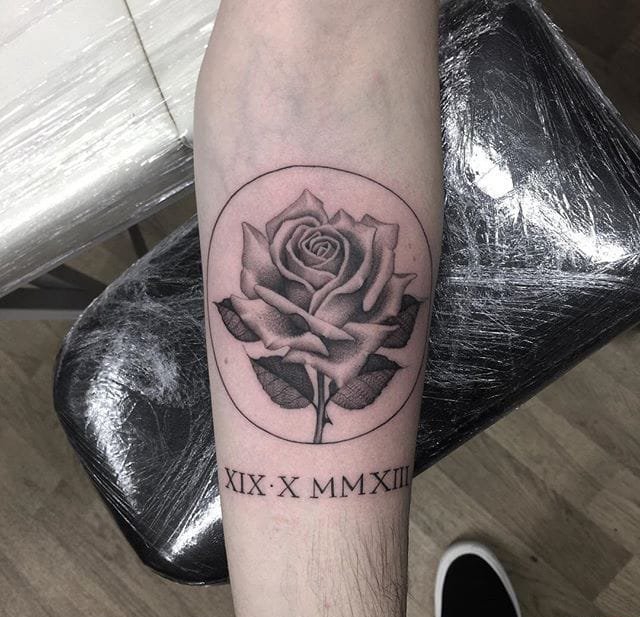 点击大图看下一张：性感迷人的黑灰色纹身玫瑰花纹身图案来自于纹身师奥利弗