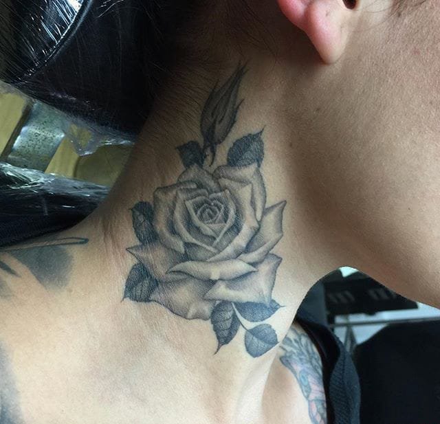 点击大图看下一张：性感迷人的黑灰色纹身玫瑰花纹身图案来自于纹身师奥利弗