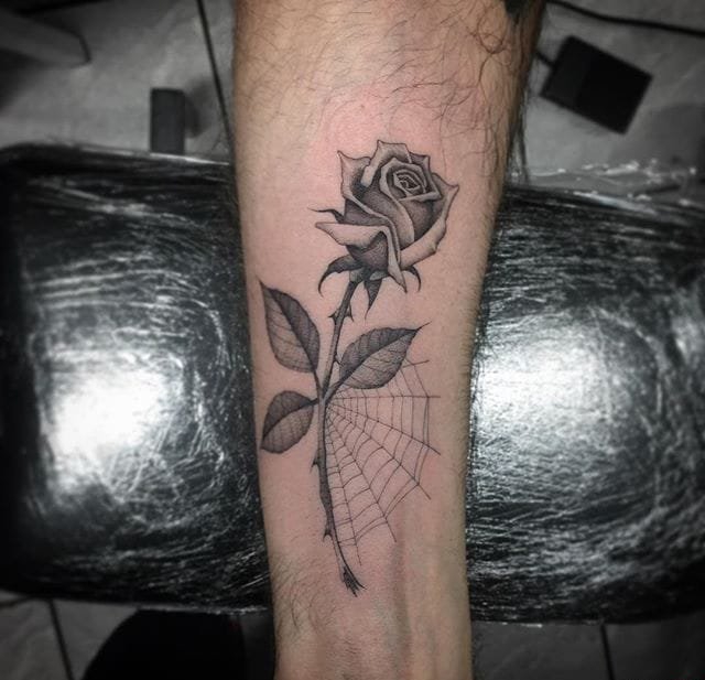 点击大图看下一张：性感迷人的黑灰色纹身玫瑰花纹身图案来自于纹身师奥利弗