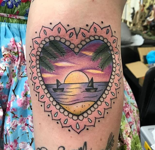 点击大图看下一张：最甜蜜清新的花边心形小动物景象纹身图案