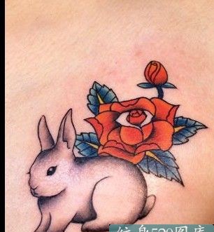 点击大图看下一张：兔子和一朵玫瑰花纹身图案