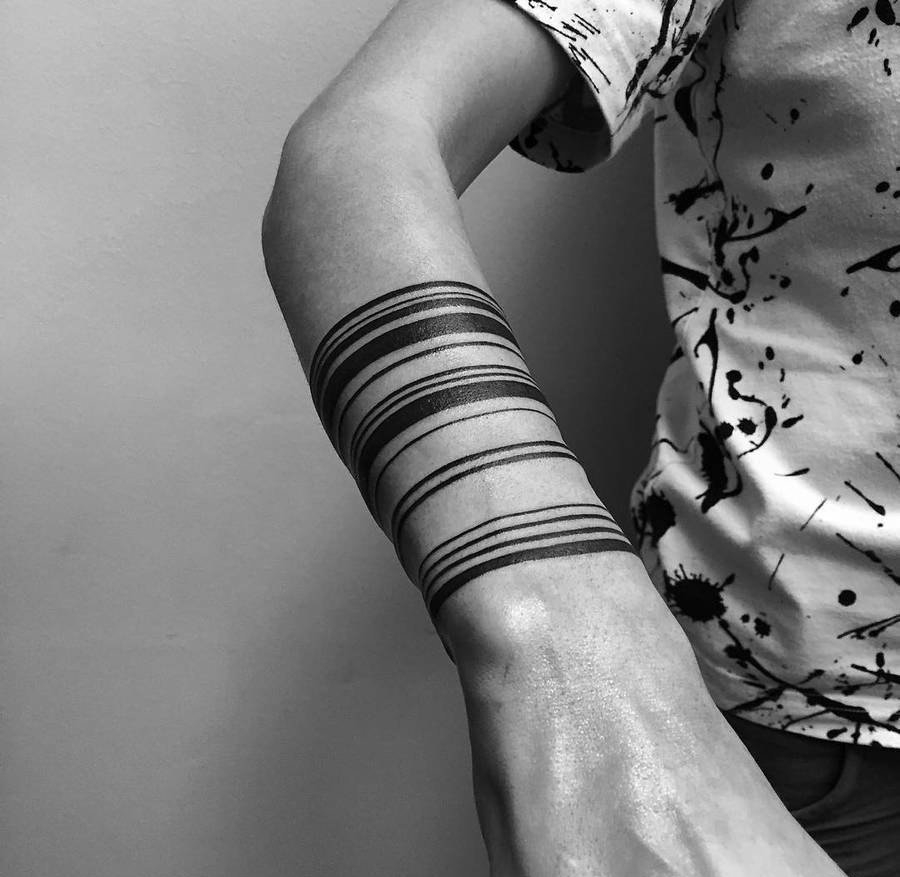 点击大图看下一张：男性手小臂上的简单的黑色线条标记纹身图案
