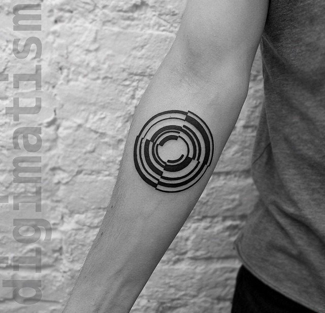 点击大图看下一张：男性手小臂上的简单的黑色线条标记纹身图案