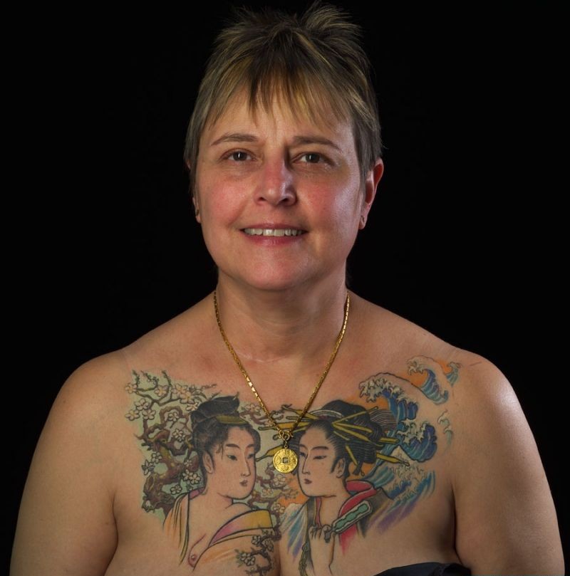 点击大图看下一张：国外女子胸部的日本艺妓纹身图
