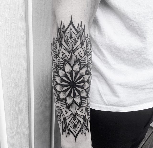 点击大图看下一张：手臂上黑色几何点刺纹身图案来自纹身师杰森