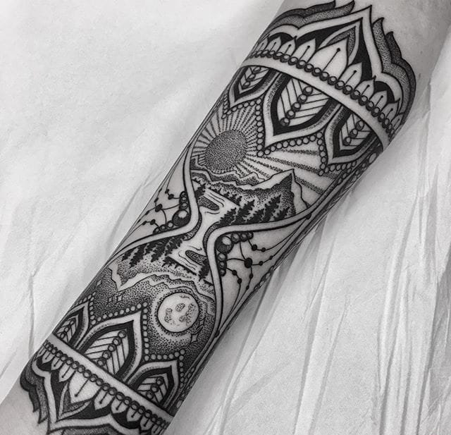 点击大图看下一张:手臂上黑色几何点刺纹身图案来自纹身师杰森