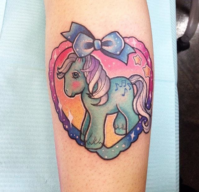 点击大图看下一张：彩色梦幻的彩虹马纹身图案来自卡莉克罗尔