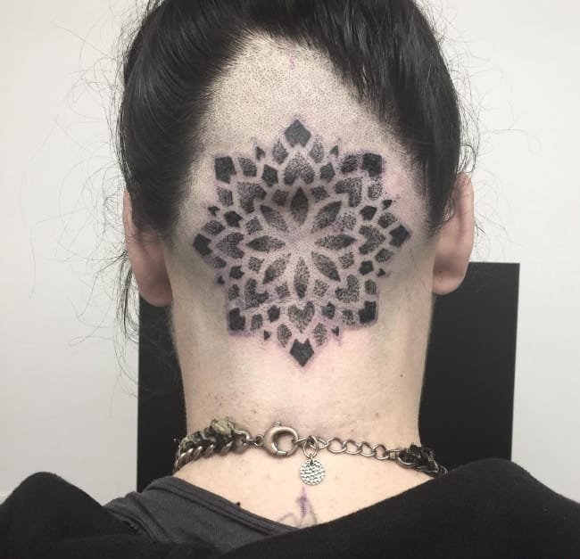 点击大图看下一张：超完美黑色曼陀罗图案纹身点刺技巧来自纹身师利迪娅