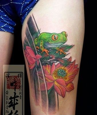 点击大图看下一张：大腿上的青蛙和荷花纹身图片