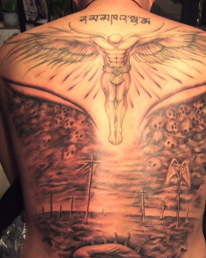 点击大图看下一张：满背凄美的天使纹身图案