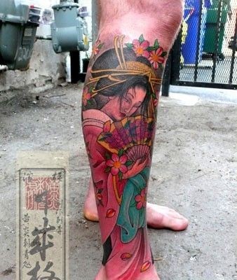 点击大图看下一张：腿上彩色的日本艺妓纹身图案作品欣赏