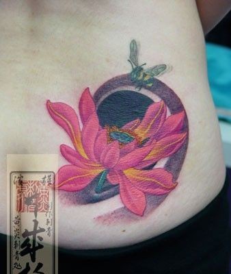 点击大图看下一张：腰部蜜蜂和红色荷花纹身图案-日本黄炎刺青作品