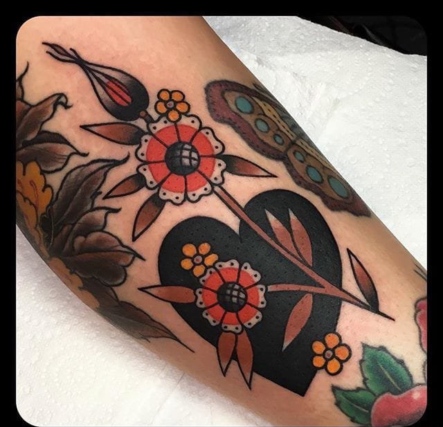 点击大图看下一张：适合女性的唯美中国风花卉纹身来自利昂尼纽