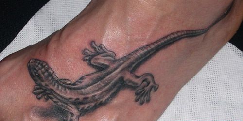 点击大图看下一张：脚背上的两张蜥蜴纹身作品图案