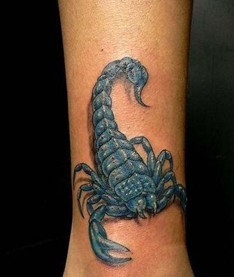 点击大图看下一张：两张腿颈部的蓝黑蝎子纹身图案欣赏