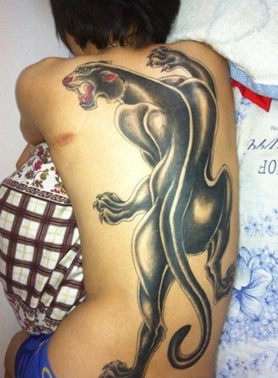 点击大图看下一张：满背大型豹子纹身图案