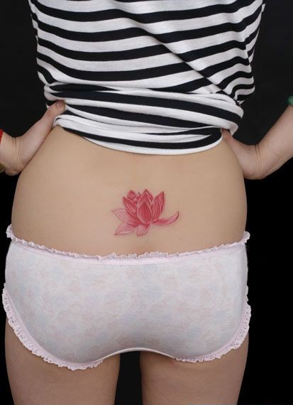 点击大图看下一张：女性后腰部上面的红色荷花纹身图片