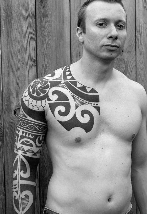 点击大图看下一张：男性超帅气的黑色半甲部落图腾纹身图案