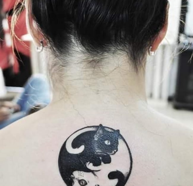 点击大图看下一张：女孩正背上精致的阴阳八卦纹身图案