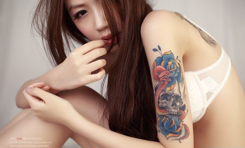 点击大图看下一张：穿比基尼在家中的手臂纹身美女图片