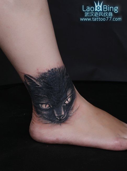 点击大图看下一张：脚上踝骨处的黑色猫头纹身图片