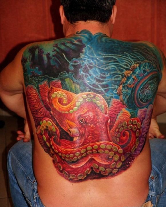 点击大图看下一张：男性后背彩色的章鱼纹身图片欣赏