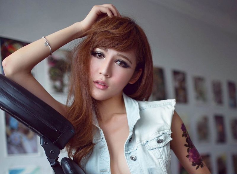 点击大图看下一张：手臂上大花朵纹身的美女诱惑写真图片