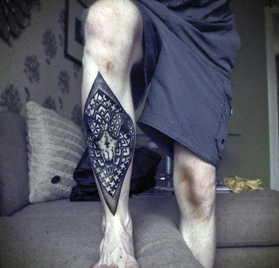 点击大图看下一张：男性小腿上的帅气的黑色部落图腾纹身图案