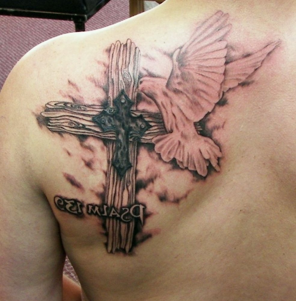 点击大图看下一张：男性胸部上的白鸽纹身图案