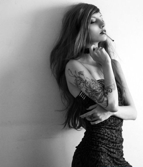 点击大图看下一张：抽烟的手臂有花纹纹身的美女图片
