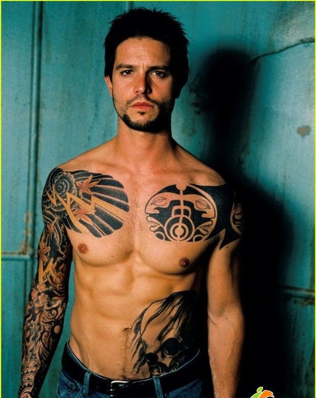 点击大图看下一张：帅气的欧美男性双臂半甲纹身图